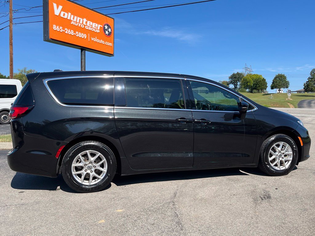 Used 2024 Chrysler Pacifica Touring FWD image 12