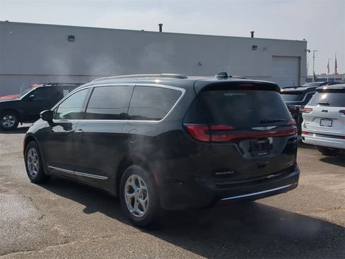 Used 2023 Chrysler Pacifica Limited image 12