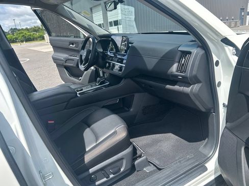 Certified 2024 Nissan Pathfinder SL AWD/4WD image 32
