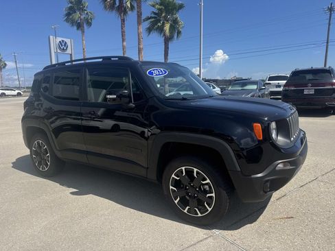 Used 2023 Jeep Renegade Latitude AWD/4WD image 3