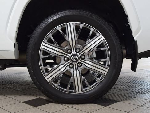 Used 2025 Toyota Sequoia Capstone AWD/4WD image 28
