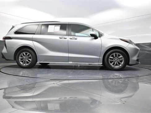 Used 2023 Toyota Sienna XLE image 24