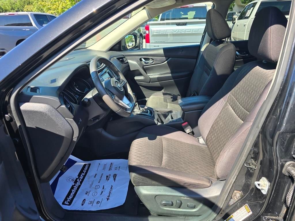 Used 2017 Nissan Rogue SV w/ Sun & Sound Touring Package FWD image 9