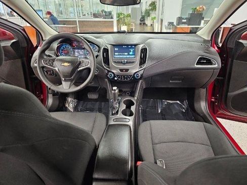 Used 2018 Chevrolet Cruze LT w/ Convenience Package FWD image 12