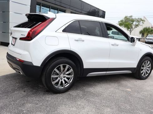 Used 2022 Cadillac XT4 Premium Luxury w/ Enhanced Visibility Package FWD image 9