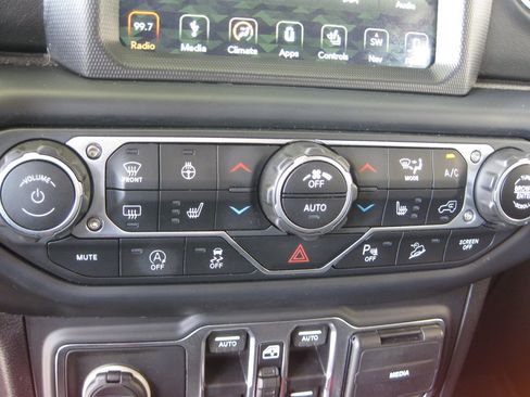 Used 2019 Jeep Wrangler Unlimited Sahara w/ Quick Order Package 24M Moab AWD/4WD image 18