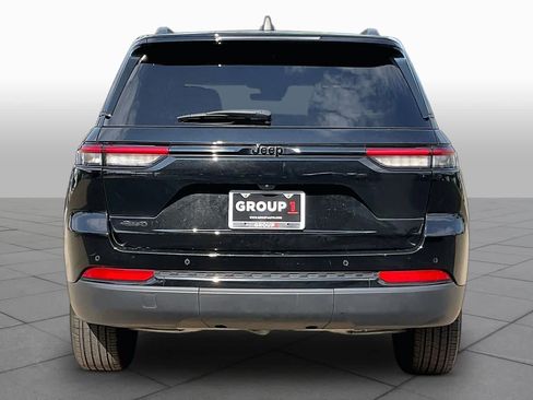Used 2025 Jeep Grand Cherokee Altitude AWD/4WD image 5