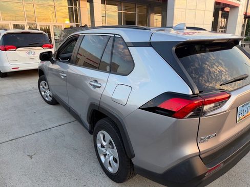 Used 2019 Toyota RAV4 LE FWD image 3