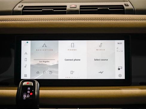 Used 2022 Land Rover Defender 110 SE image 14