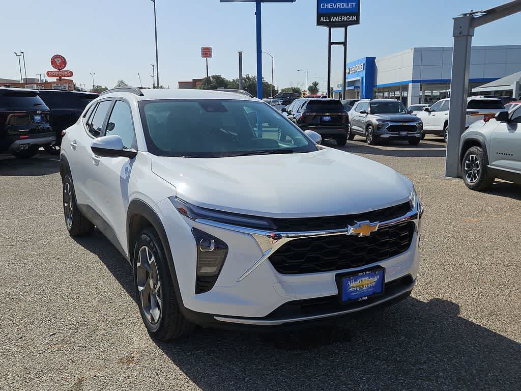 Used 2025 Chevrolet Trax LT FWD image 2