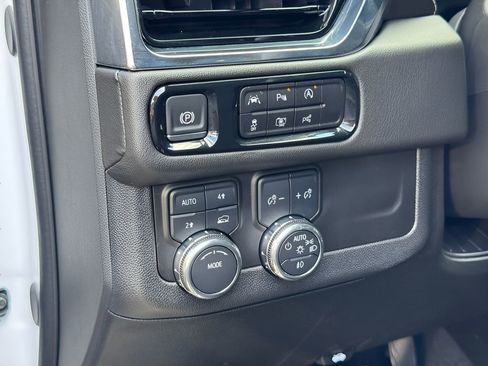 Used 2025 GMC Yukon XL Denali AWD/4WD image 13