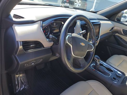Used 2022 Chevrolet Traverse Premier FWD image 21
