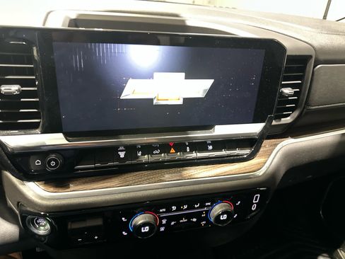 Used 2025 Chevrolet Silverado 2500 LT w/ Convenience Package image 21