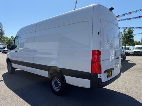 Used 2024 Mercedes-Benz Sprinter 2500 image 5