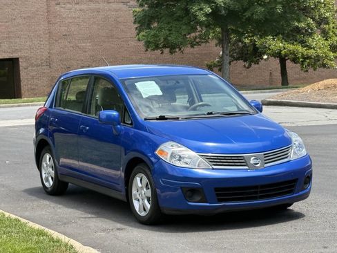 Used 2009 Nissan Versa Hatchback FWD image 3