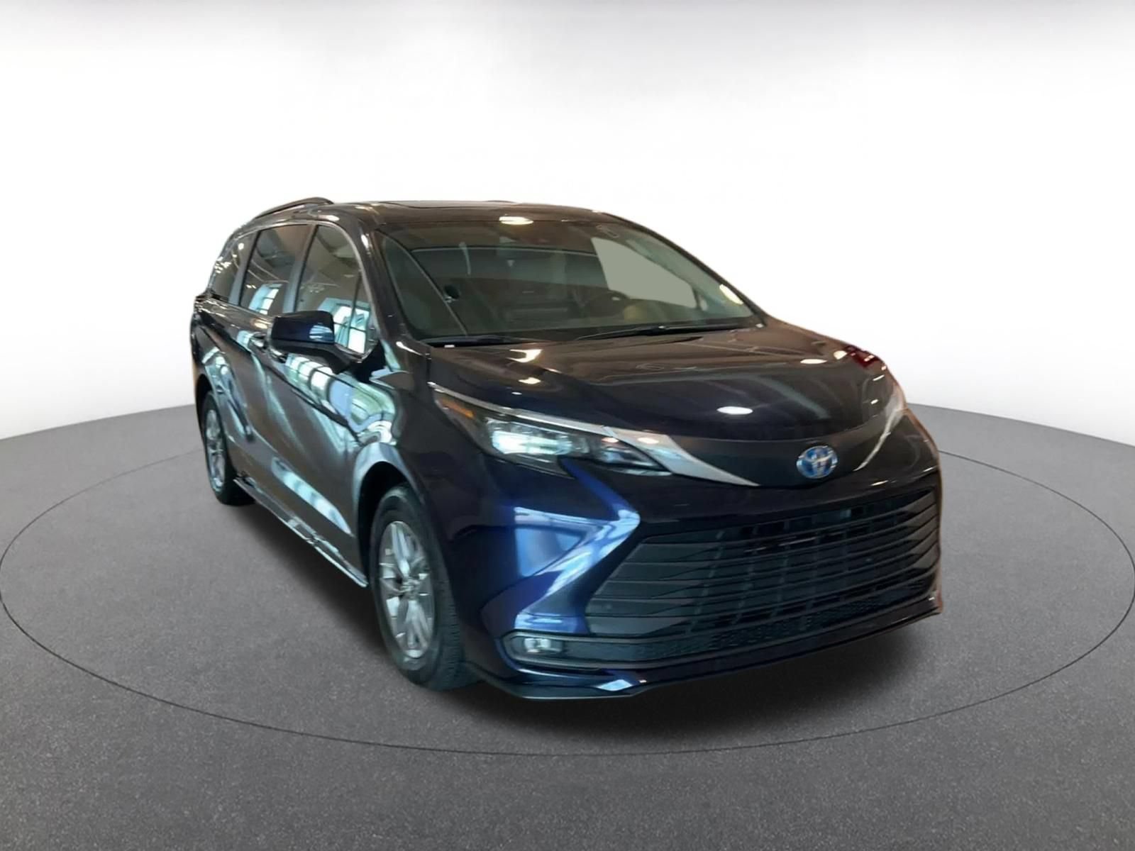 Used 2025 Toyota Sienna XLE FWD image 3