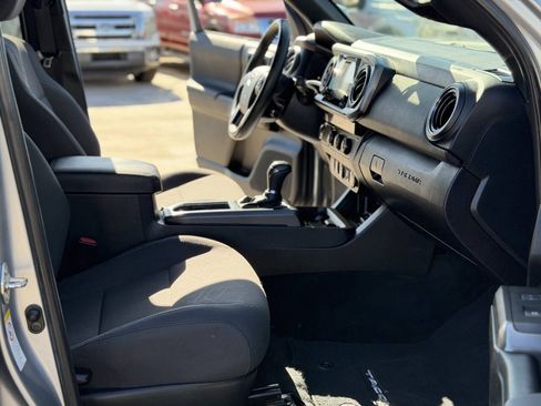 Used 2018 Toyota Tacoma TRD Sport w/ Technology Package RWD image 14