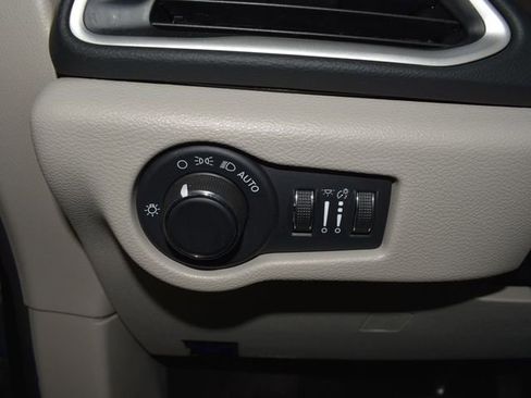 Used 2023 Chrysler Voyager LX image 14