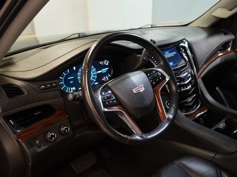 Used 2018 Cadillac Escalade ESV Luxury AWD/4WD image 7
