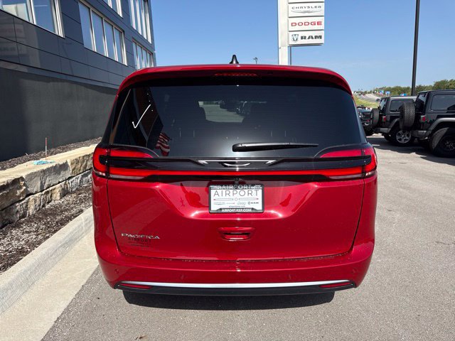New 2027 Chrysler Pacifica Select FWD image 4