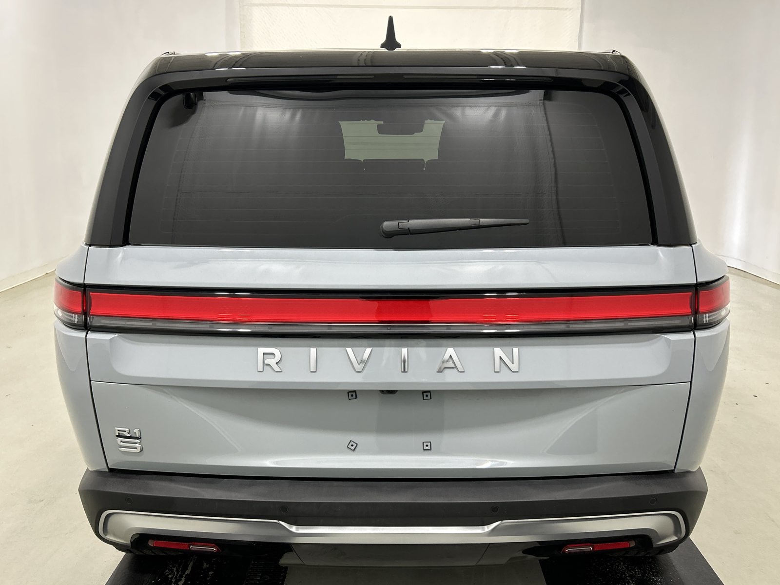 Used 2025 Rivian R1S Adventure Dual AWD/4WD image 4
