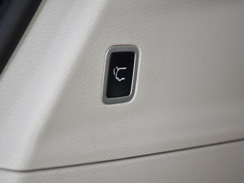 Used 2024 Chrysler Pacifica Touring-L FWD image 9