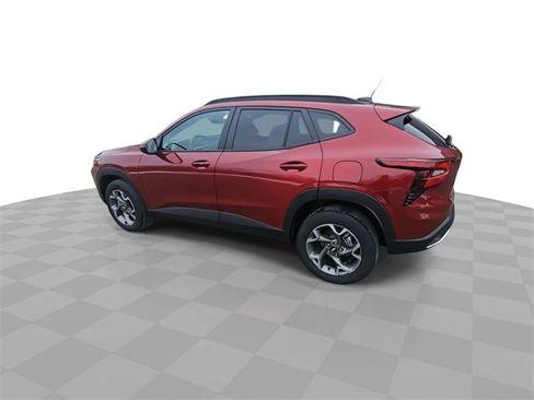 Used 2025 Chevrolet Trax LT w/ LT Convenience Package image 6