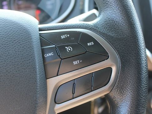 Used 2019 Jeep Cherokee Latitude w/ Popular Appearance Group image 19