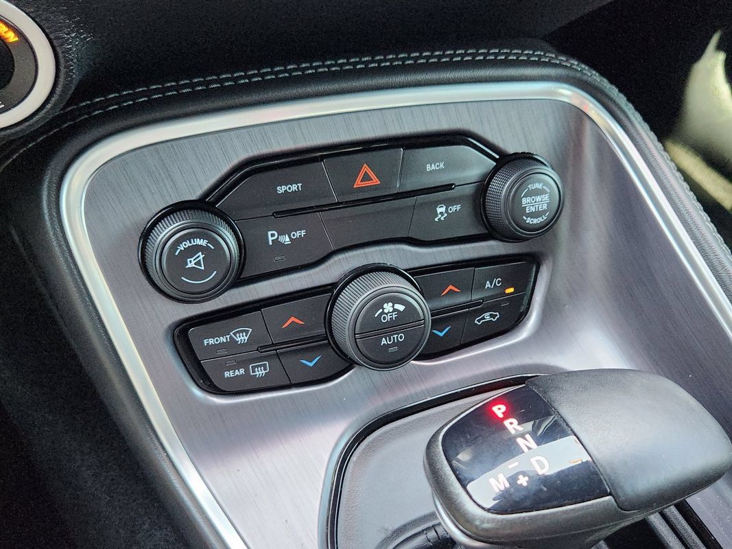 Used 2015 Dodge Challenger SXT w/ Driver Convenience Group RWD image 23