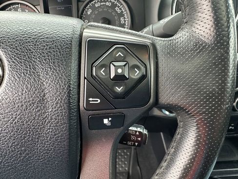 Used 2017 Toyota Tacoma TRD Sport AWD/4WD image 21