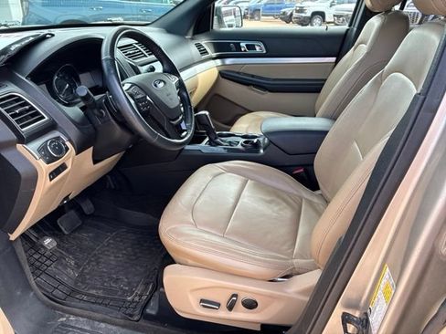 Used 2017 Ford Explorer XLT w/ Equipment Group 202A FWD image 10