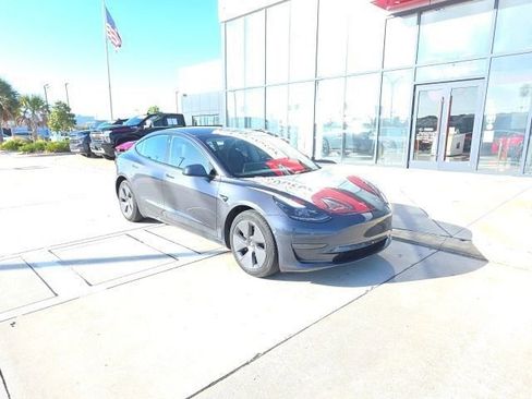 Used 2022 Tesla Model 3 Standard Range image 2