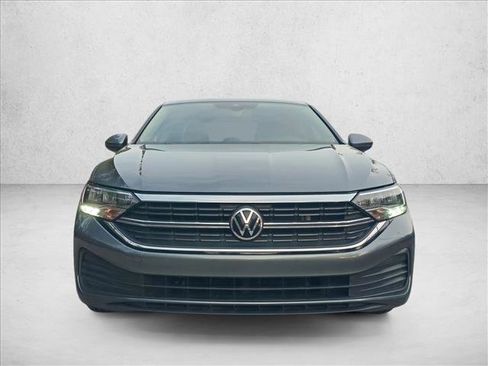 Used 2023 Volkswagen Jetta SE image 2