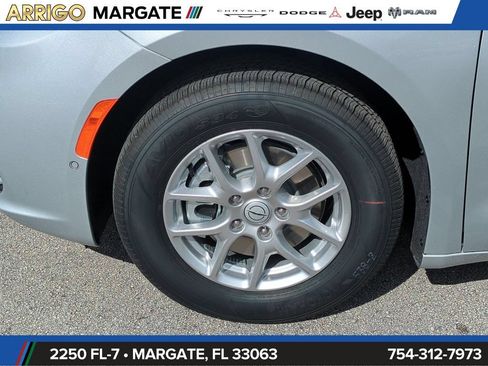 New 2026 Chrysler Pacifica Select FWD image 11