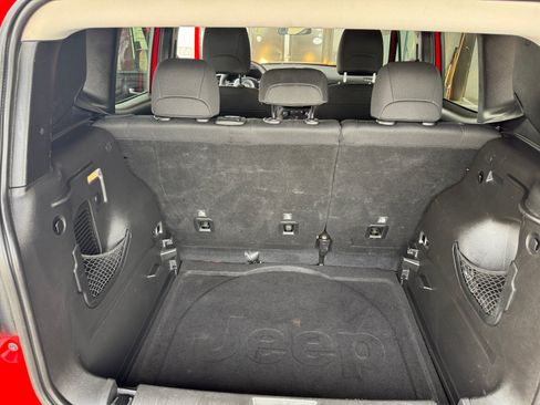 Used 2018 Jeep Renegade Latitude FWD image 25