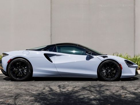 Used 2025 McLaren Artura Spider image 6