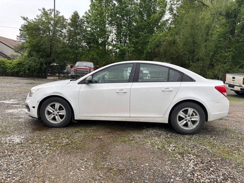 Used 2015 Chevrolet Cruze LS FWD image 2