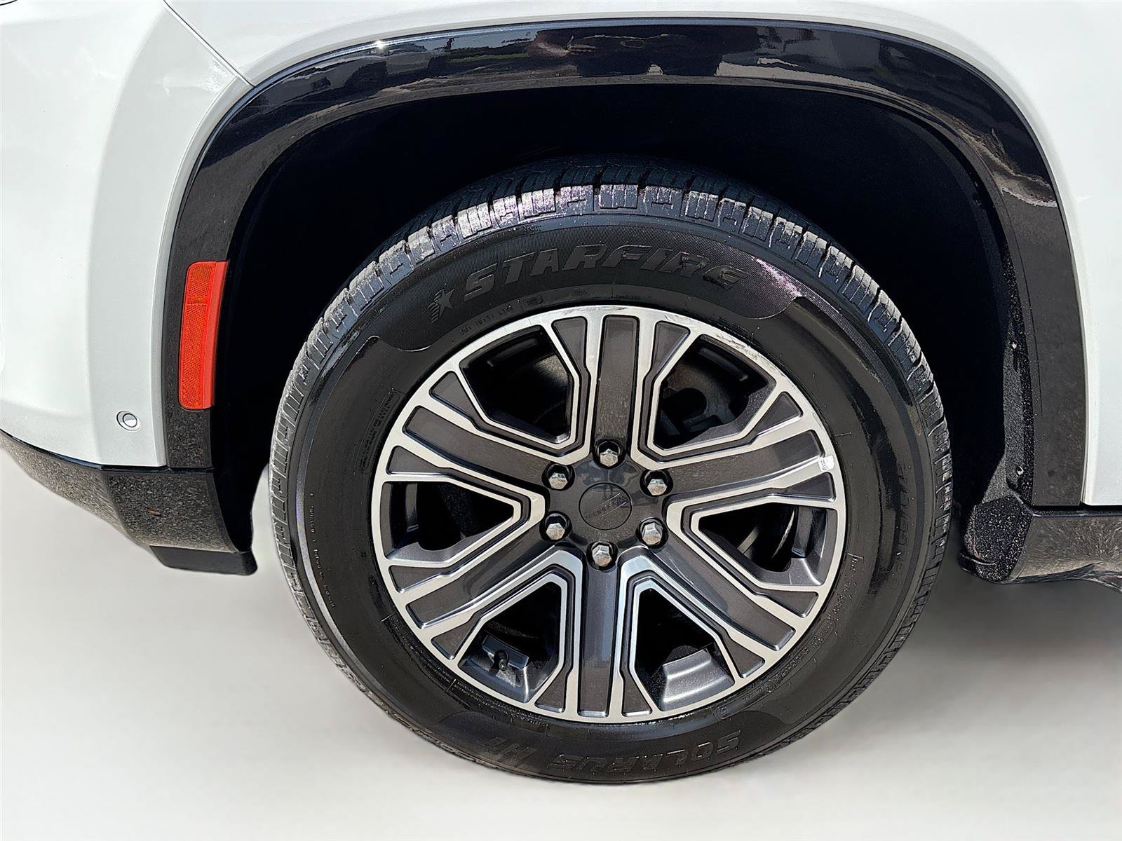Used 2024 Jeep Wagoneer L Series II RWD image 32