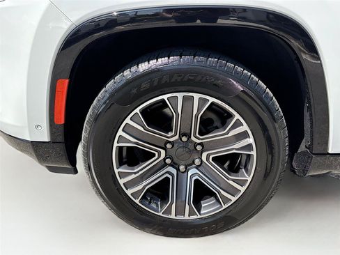 Used 2024 Jeep Wagoneer L Series II RWD image 32