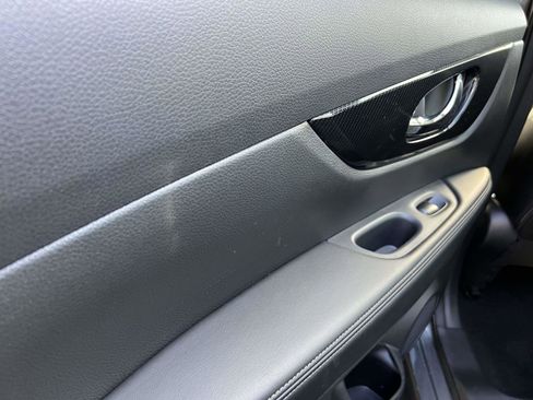 Used 2018 Nissan Rogue SL w/ Premium Package image 12