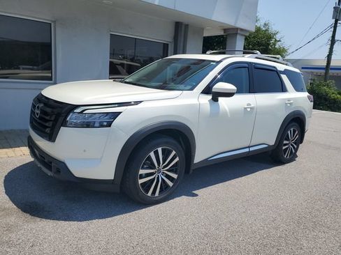 Certified 2024 Nissan Pathfinder Platinum w/ Black Appearance Package FWD image 13