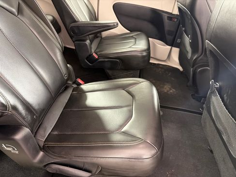 Used 2020 Chrysler Voyager Lxi FWD image 18