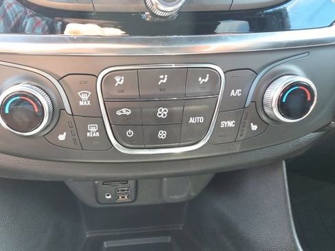 Used 2023 Chevrolet Traverse LT w/ LT Premium Package AWD/4WD image 14