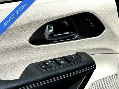 Used 2023 Chrysler Pacifica Touring-L FWD image 11