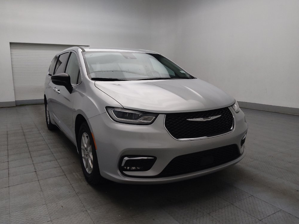 Used 2024 Chrysler Pacifica Touring-L FWD image 13