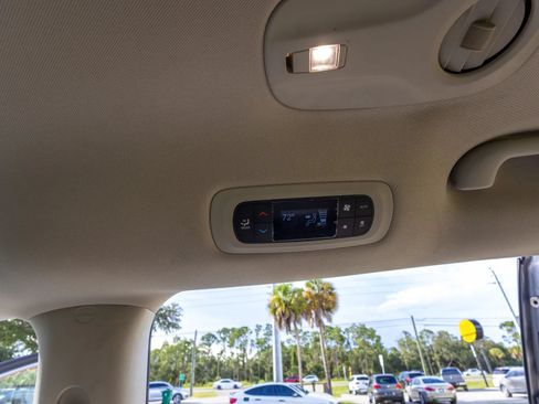 Used 2018 Chrysler Pacifica Limited w/ Advanced Safetytec Group FWD image 16