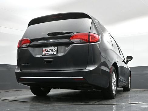 Used 2018 Chrysler Pacifica Touring-L FWD image 20