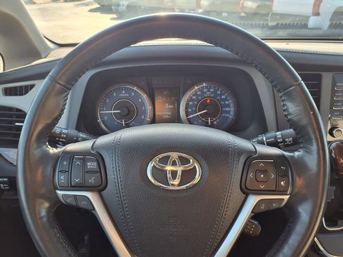 Used 2018 Toyota Sienna Limited Premium w/ Carpet Mat Package image 18