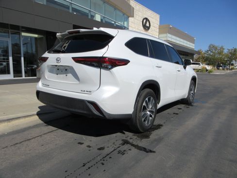 Used 2023 Toyota Highlander XLE AWD/4WD image 10