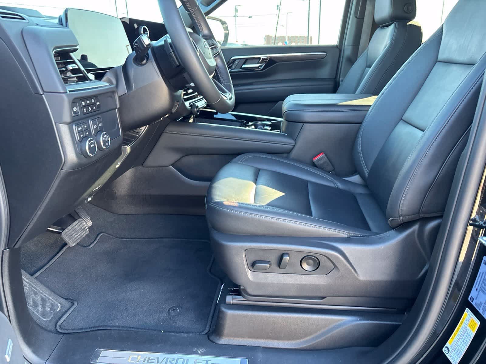 Used 2025 Chevrolet Suburban Z71 w/ Comfort Package AWD/4WD image 11